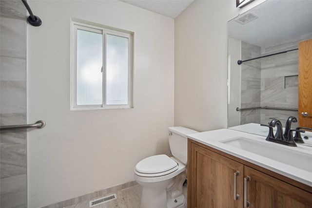 3300 E 43rd Street, Des Moines, IA 50317