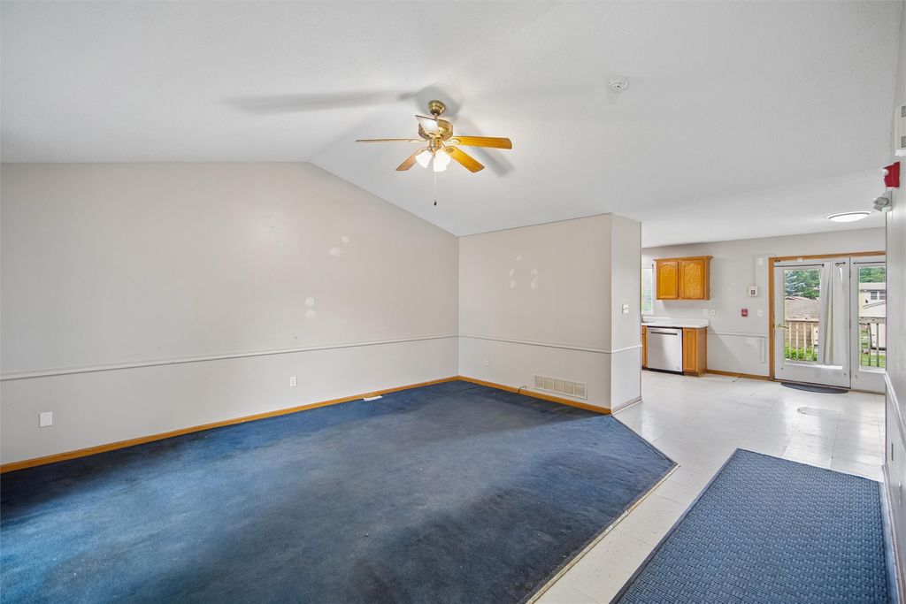 3300 E 43rd Street, Des Moines, IA 50317