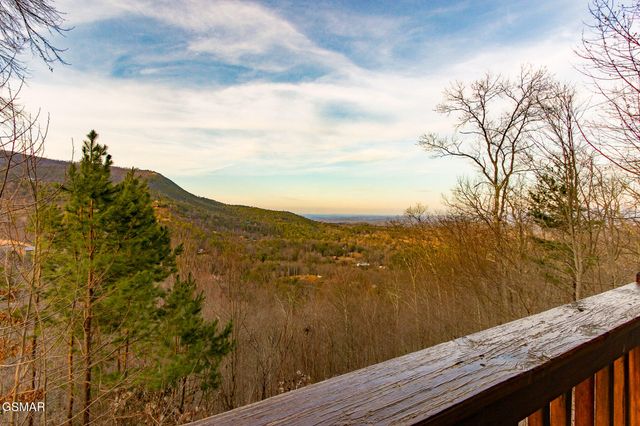 2222 Windswept View Way, Sevierville, TN 37876