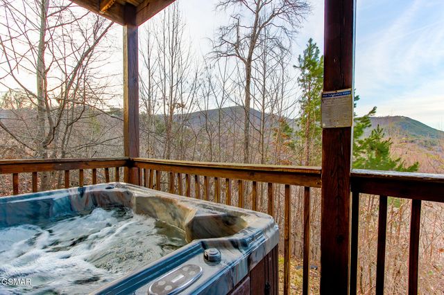 2222 Windswept View Way, Sevierville, TN 37876