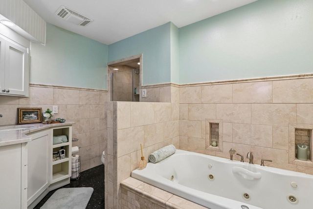 8755 N Pelham PARKWAY, Bayside, WI 53217