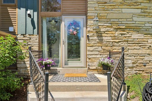 8755 N Pelham PARKWAY, Bayside, WI 53217