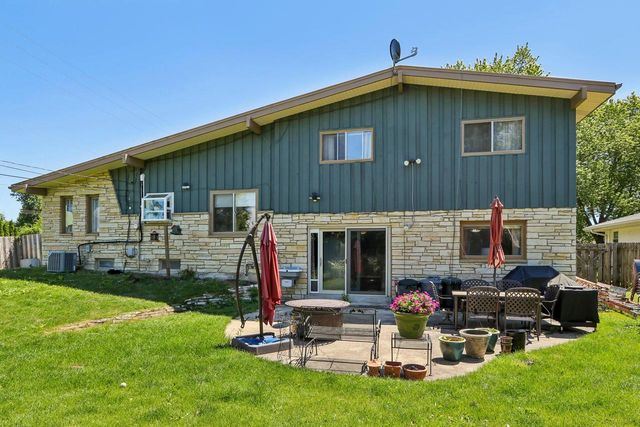 8755 N Pelham PARKWAY, Bayside, WI 53217
