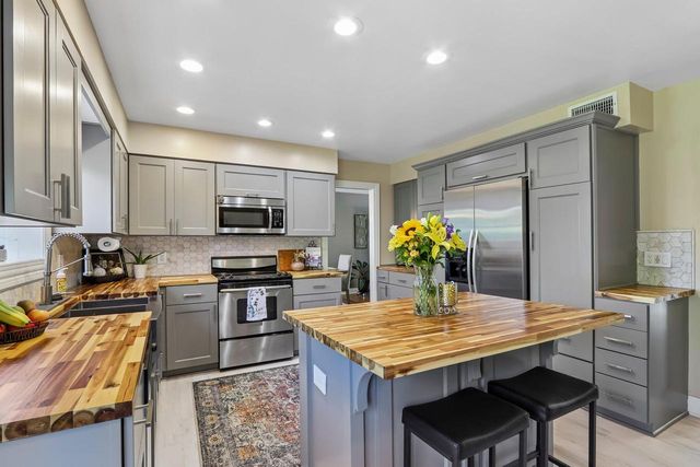 8755 N Pelham PARKWAY, Bayside, WI 53217