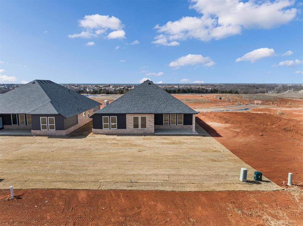 Image 3 of property listing at 15700 Siloa Avenue, Edmond, OK 73013