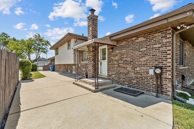 1750 W Woodland Avenue, Addison, IL 60101