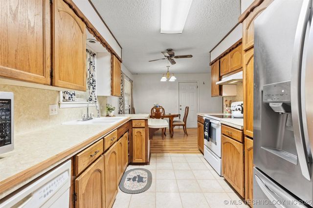 910 E Springdale Loop, Ardmore, OK 73401