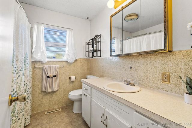 910 E Springdale Loop, Ardmore, OK 73401