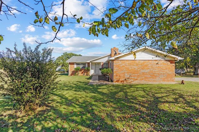 910 E Springdale Loop, Ardmore, OK 73401