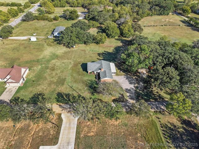 910 E Springdale Loop, Ardmore, OK 73401