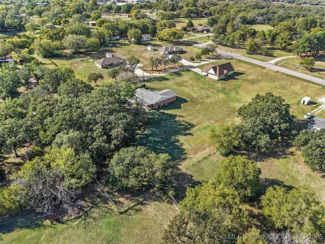 910 E Springdale Loop, Ardmore, OK 73401