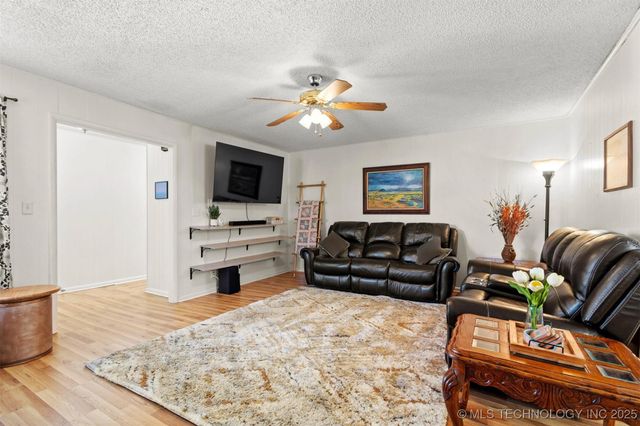 910 E Springdale Loop, Ardmore, OK 73401