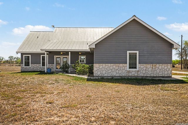 1005 County Road 678, Natalia, TX 78059