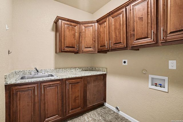 1005 County Road 678, Natalia, TX 78059