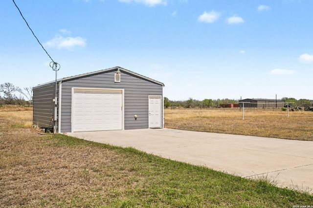 1005 County Road 678, Natalia, TX 78059