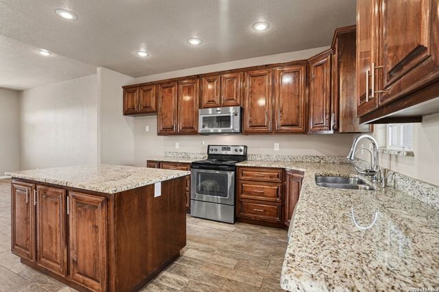 1005 County Road 678, Natalia, TX 78059