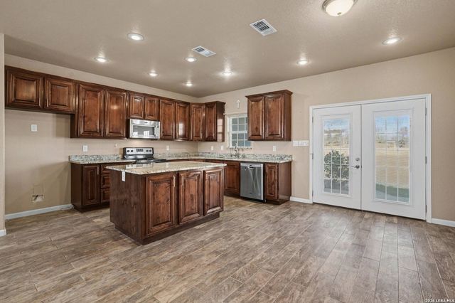 1005 County Road 678, Natalia, TX 78059