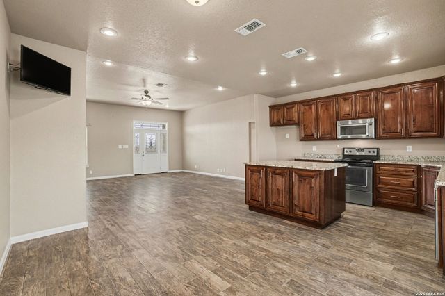 1005 County Road 678, Natalia, TX 78059