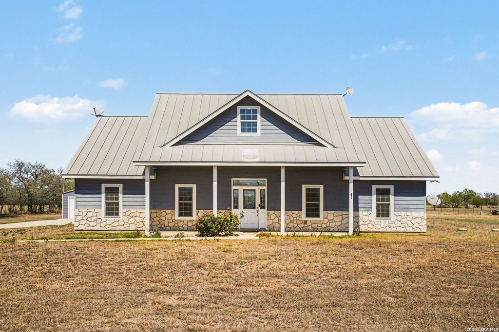 1005 County Road 678, Natalia, TX 78059