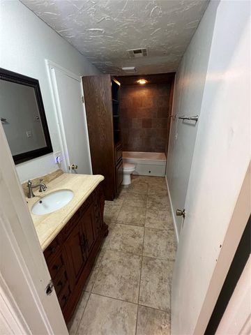 605 Meadowlake Drive, Noble, OK 73068