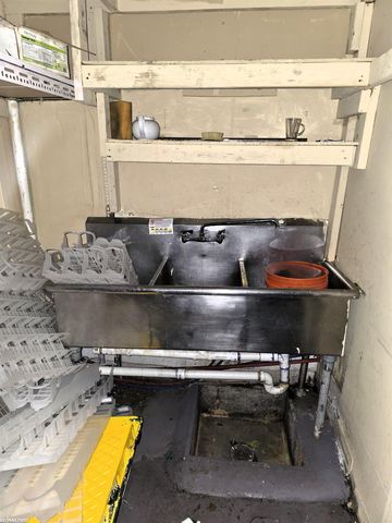 20032 Kelly Road, Harper Woods, MI 48225