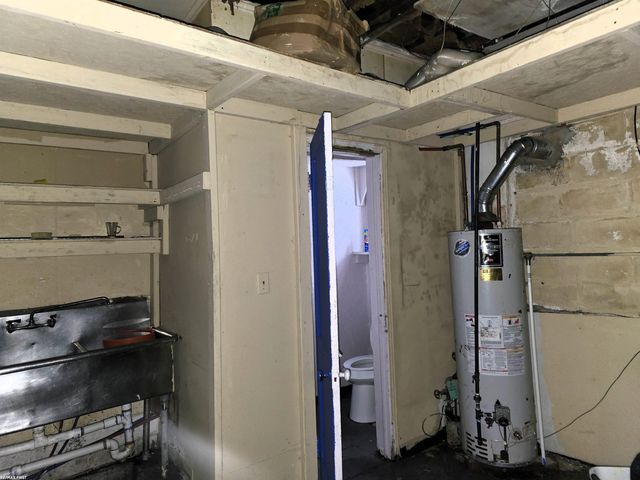 20032 Kelly Road, Harper Woods, MI 48225