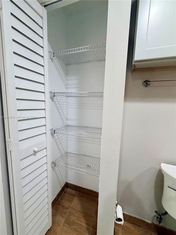 300 S Biscayne Blvd T-1414, Miami, FL 33131