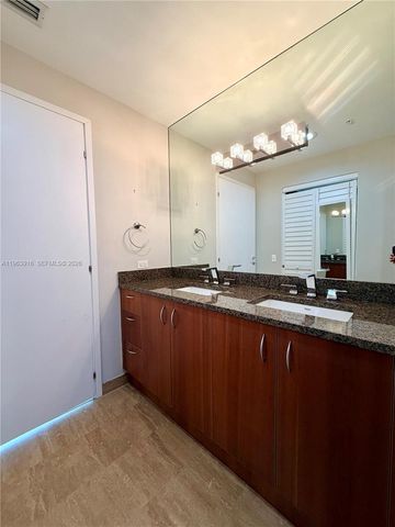 300 S Biscayne Blvd T-1414, Miami, FL 33131