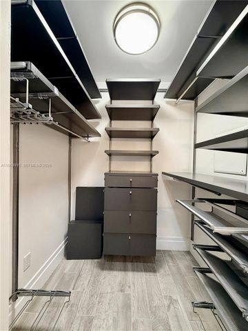 300 S Biscayne Blvd T-1414, Miami, FL 33131