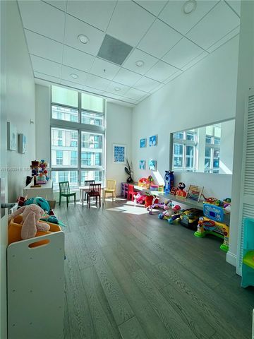 300 S Biscayne Blvd T-1414, Miami, FL 33131