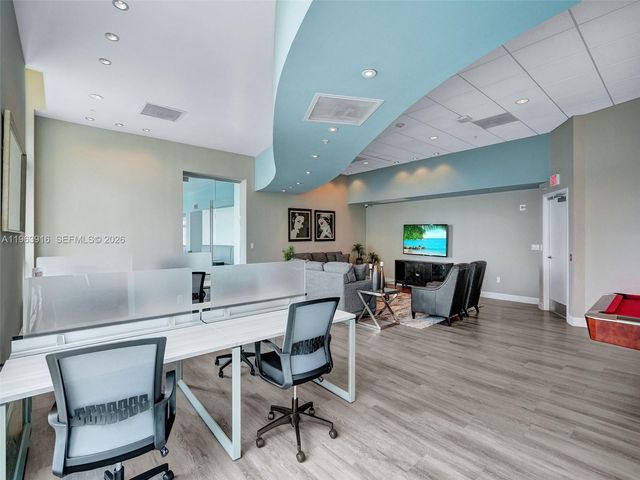 300 S Biscayne Blvd T-1414, Miami, FL 33131