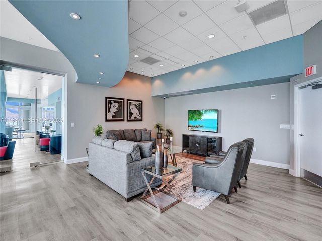 300 S Biscayne Blvd T-1414, Miami, FL 33131