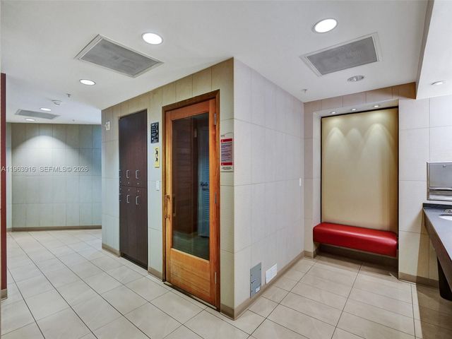 300 S Biscayne Blvd T-1414, Miami, FL 33131