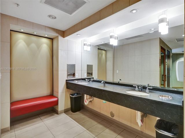 300 S Biscayne Blvd T-1414, Miami, FL 33131