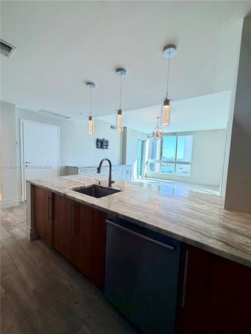 300 S Biscayne Blvd T-1414, Miami, FL 33131