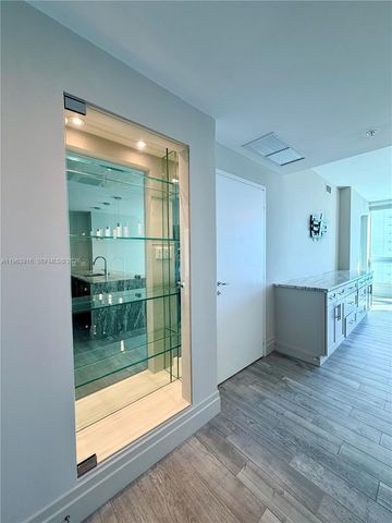 300 S Biscayne Blvd T-1414, Miami, FL 33131