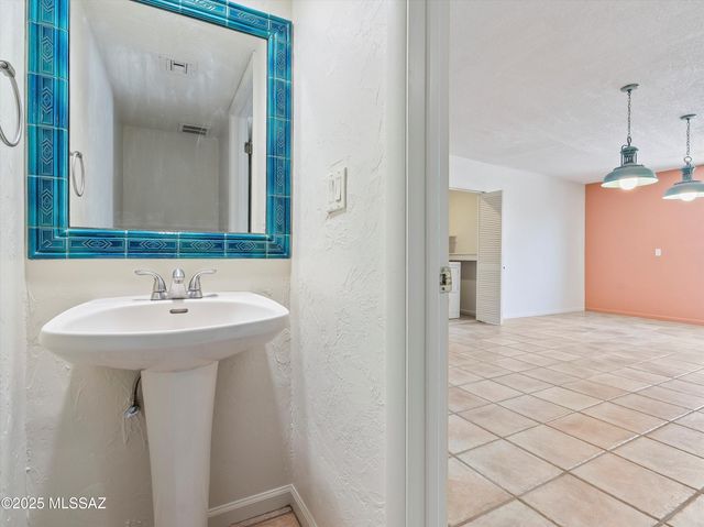 6401 N Camino Padre Isidoro, Tucson, AZ 85718