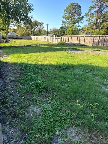201 S 5th Street, Highlands, TX 77562