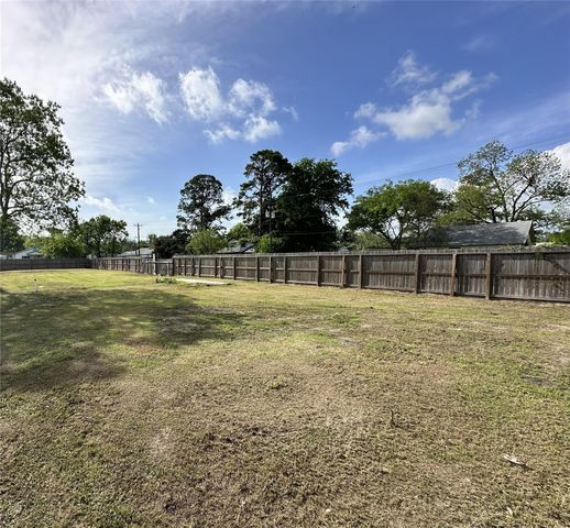 201 S 5th Street, Highlands, TX 77562
