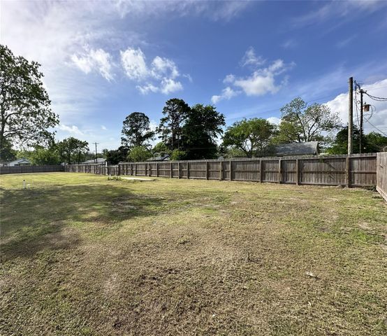 201 S 5th Street, Highlands, TX 77562
