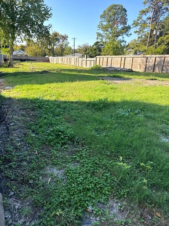 201 S 5th Street, Highlands, TX 77562