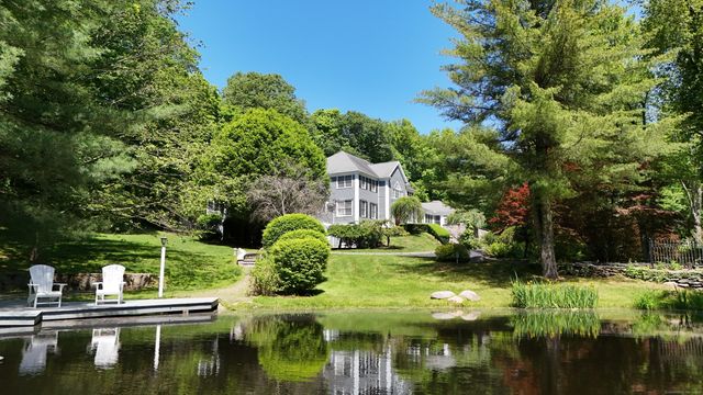 8 Hollow Oak Road, Woodbridge, CT 06525