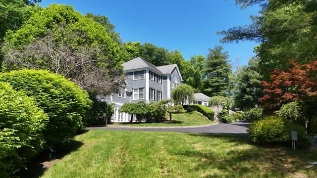 8 Hollow Oak Road, Woodbridge, CT 06525