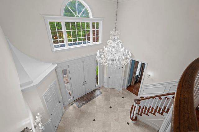 8 Hollow Oak Road, Woodbridge, CT 06525