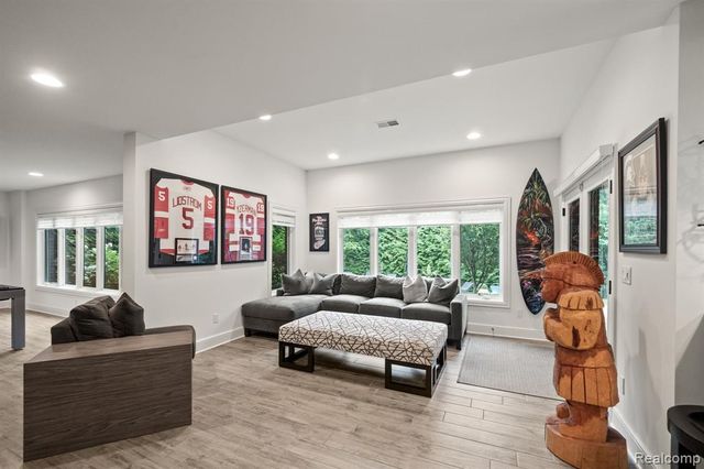 3906 Thatcher Drive, Rochester Hills, MI 48309