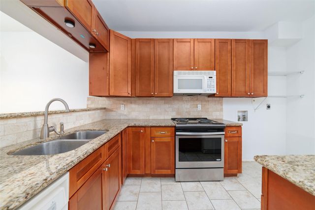 2001 Bering Drive 2C, Houston, TX 77057