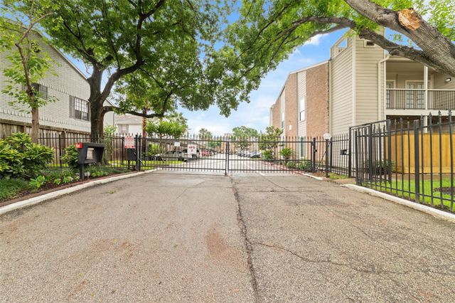 2001 Bering Drive 2C, Houston, TX 77057
