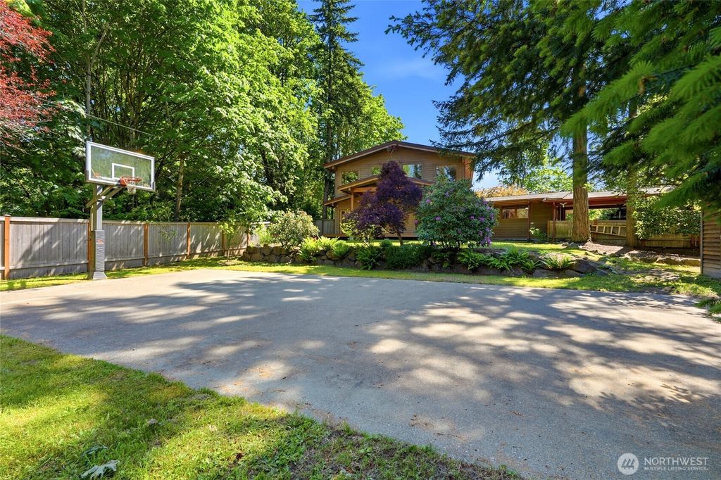 19946 47th Avenue NE, Lake Forest Park, WA 98155