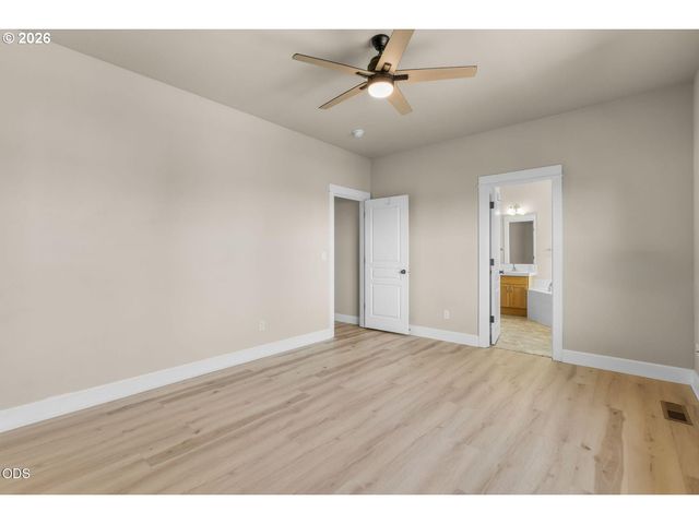 3551 Sw SALMON Ct, Redmond, OR 97756