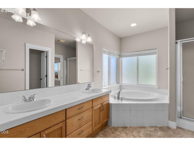 3551 Sw SALMON Ct, Redmond, OR 97756